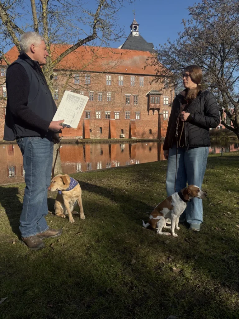 Sachkundepruefung Praxis - Hundehalterpruefung Niedersachsen Die praktische Sachkundeprüfung mit Hundeschule Stummeier in Winsen, Lüneburg oder Seevetal bestehen.